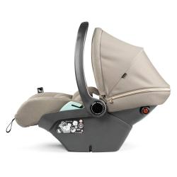Otroški avtosedež s stranskim pogledom in nameščeno strešico