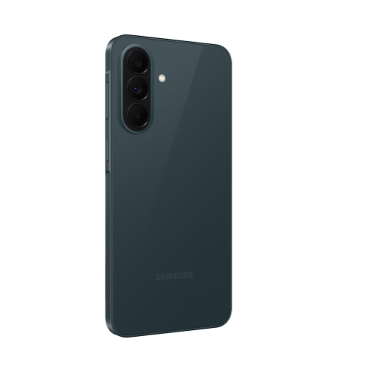 Zadnja stran telefona Samsung Galaxy s trojno kamero in bliskavico.