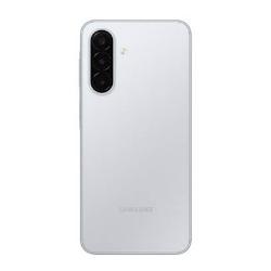 Zadnja stran Samsung Galaxy A18 LTE v srebrni barvi s trojno kamero in LED-bliskavico.