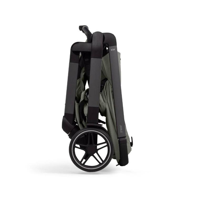 Zložen otroški voziček Joolz v sage zeleni barvi, pogled s strani z vidnim ogrodjem in kolesi