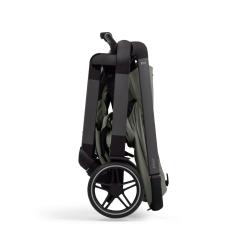 Zložen otroški voziček Joolz v sage zeleni barvi, pogled s strani z vidnim ogrodjem in kolesi