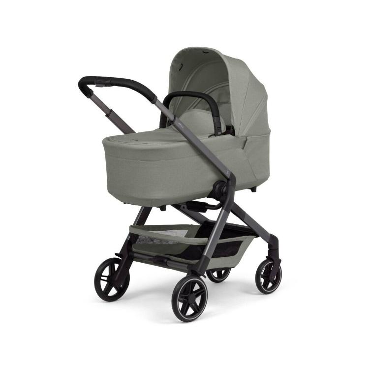 Otroški voziček Joolz v sage zeleni barvi z nameščeno globoko košaro za novorojenčka