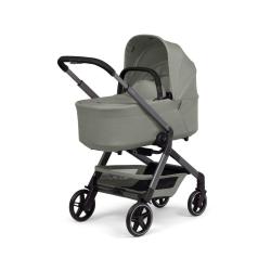 Otroški voziček Joolz v sage zeleni barvi z nameščeno globoko košaro za novorojenčka