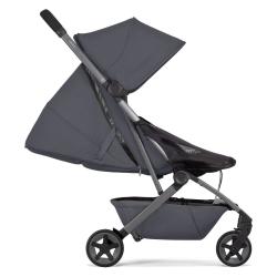 Otroški voziček z raztegnjeno strehico in mrežastim naslonom, stranski pogled