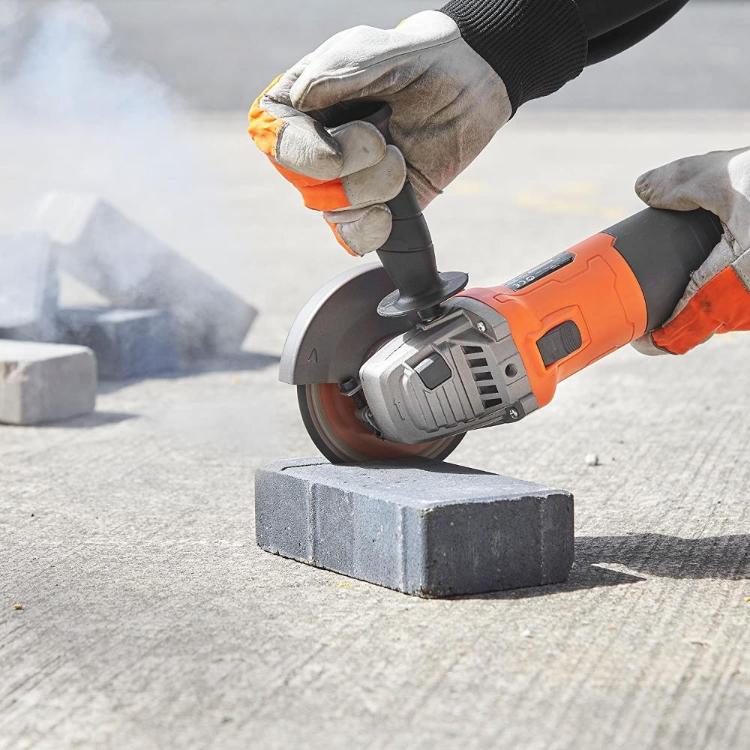 Komplet VonHaus vključuje kotni brusilnik 125 mm ter več rezalnih in brusnih plošč za kovino in kamen, kar omogoča takojšnjo uporabo za rezanje, brušenje, glajenje in odstranjevanje materiala.