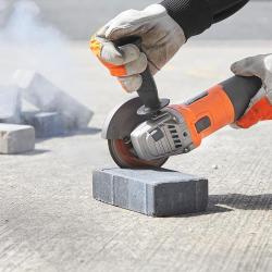Komplet VonHaus vključuje kotni brusilnik 125 mm ter več rezalnih in brusnih plošč za kovino in kamen, kar omogoča takojšnjo uporabo za rezanje, brušenje, glajenje in odstranjevanje materiala.
