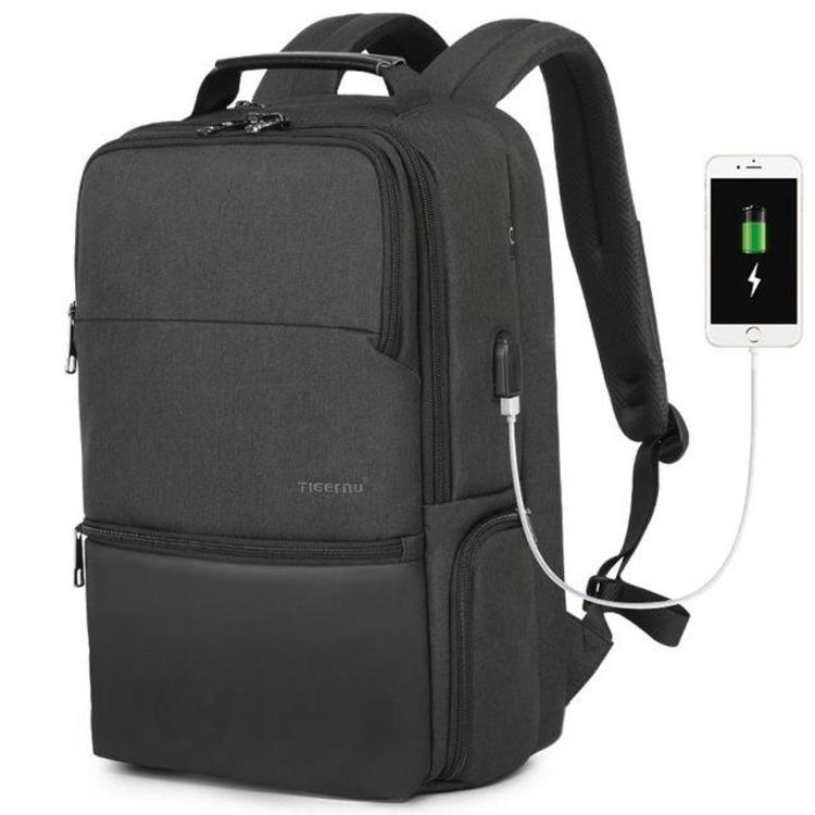 Črn nahrbtnik Tigernu za prenosnike do velikosti 19" (diagonala) z več predelki na zadrgo, USB izhodom za polnjenje in oblazinjenimi naramnicami nudi praktično in varno shranjevanje za vsakodnevno uporabo.