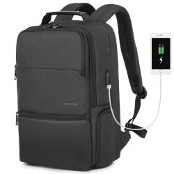 Črn nahrbtnik Tigernu za prenosnike do velikosti 19" (diagonala) z več predelki na zadrgo, USB izhodom za polnjenje in oblazinjenimi naramnicami nudi praktično in varno shranjevanje za vsakodnevno uporabo.
