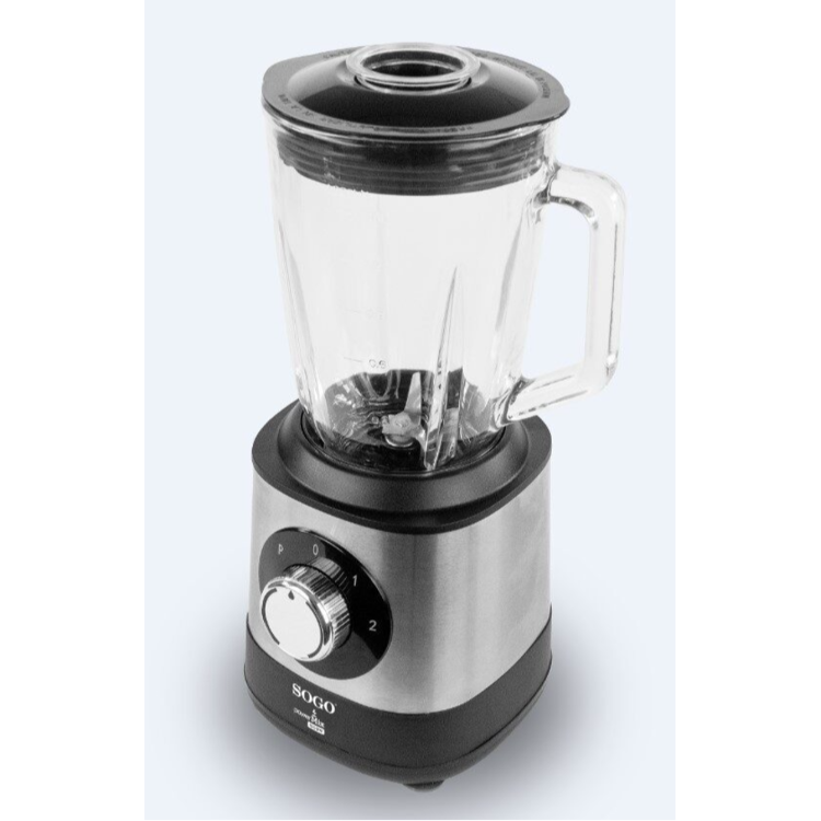 SOGO PowerMix 1500W mešalnik v srebrno-črni barvi, prikazan pod kotom s stekleno mešalno posodo in vrtljivim gumbom.