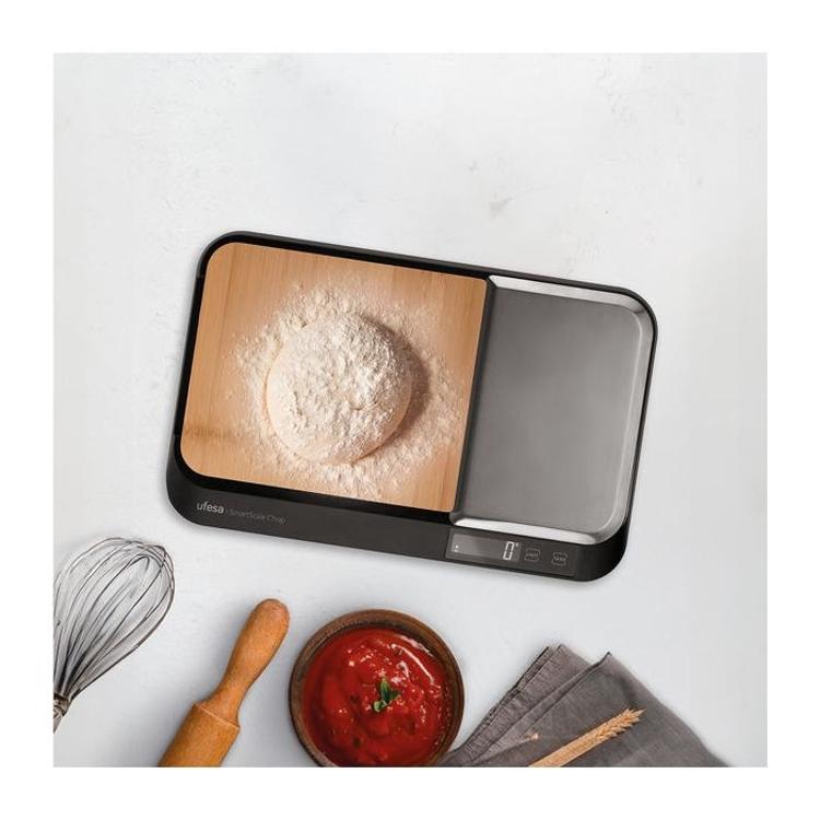 Kuhinjska tehtnica UFESA SMARTSCALE CHOP 5 kg med tehtanjem moke, obdana s kuhinjskimi pripomočki.