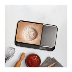 Kuhinjska tehtnica UFESA SMARTSCALE CHOP 5 kg med tehtanjem moke, obdana s kuhinjskimi pripomočki.