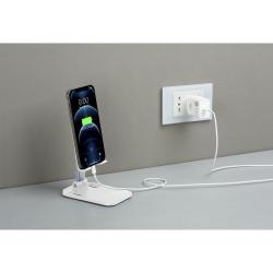 polnjenje telefona na stojalu prek priloženega 20 W polnilca.
