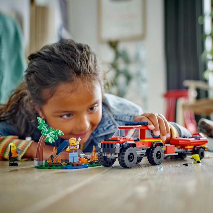 Lego City Gasilski tovornjak 4x4 z reševalnim čolnom - 60412