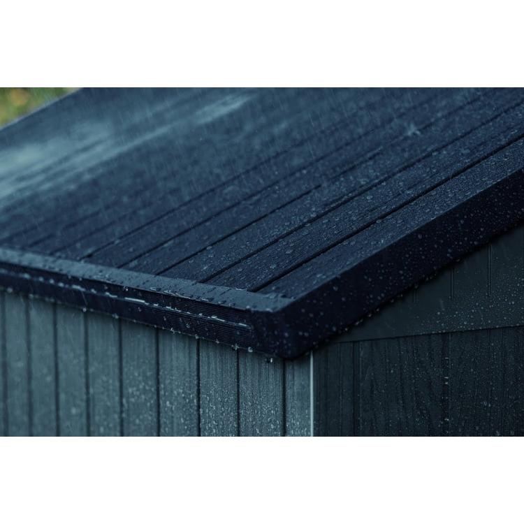 Detajl strehe vrtne lope Keter z vidnimi kapljicami vode