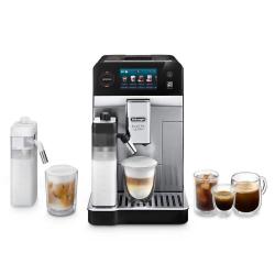 De’Longhi Eletta Ultra avtomatski kavni aparat z mlečnim sistemom in pripravljenimi različnimi kavami, sprednji pogled.