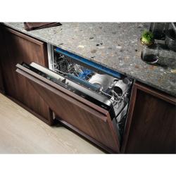 Vgradni pomivalni stroj Electrolux EEM48320L