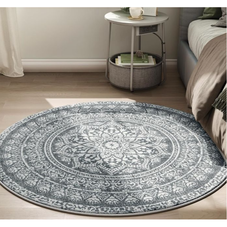 Songmics okrogla preproga z dekorativnim vzorcem v spalnici na lesenih tleh.