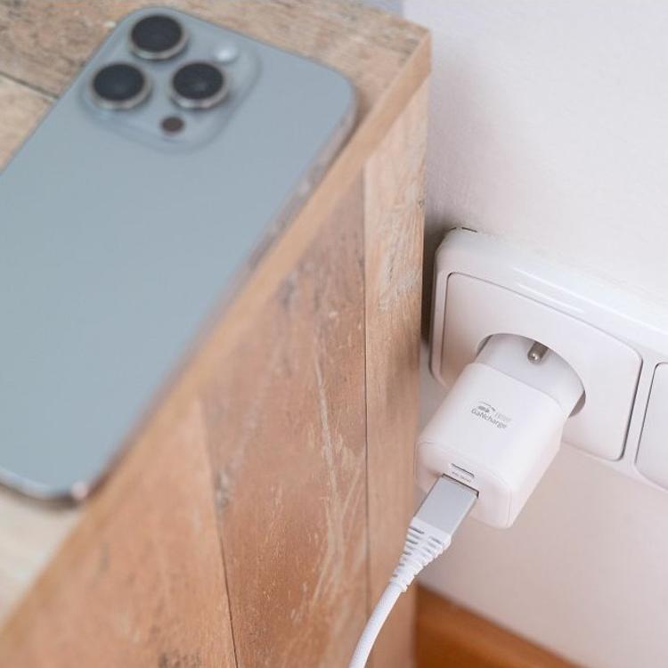Kompaktni polnilnik Swissten GaN 35 W v elegantni beli izvedbi z USB‑C PD in USB‑A QC priključkoma omogoča sočasno polnjenje dveh naprav ter zagotavlja varno, hitro in zanesljivo napajanje za vsakodnevno uporabo.