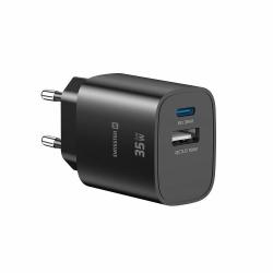 Hitri stenski polnilnik Swissten Edge GaN 35 W v elegantni črni izvedbi z USB‑C Power Delivery izhodom 35 W in USB‑A Quick Charge 3.0 izhodom 18 W omogoča hitro ter učinkovito polnjenje pametnih telefonov, tablic in drugih združljivih naprav.