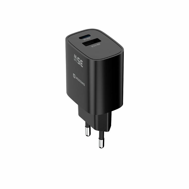 Kompaktni polnilnik Swissten Edge GaN 35 W v črni barvi z USB‑C PD in USB‑A QC 3.0 priključkoma omogoča sočasno polnjenje dveh naprav ter zagotavlja varno, hitro in zanesljivo napajanje za vsakodnevno uporabo.