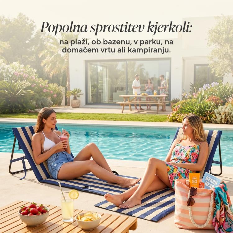 Zložljiva plažna podloga z naslonjalom v modro‑bež črtah, uporaba ob bazenu za sproščanje na prostem.