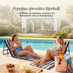 Zložljiva plažna podloga z naslonjalom v modro‑bež črtah, uporaba ob bazenu za sproščanje na prostem.