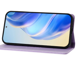 Svetlo vijolična preklopna torbica WRC za Samsung Galaxy S26 FE, uporabljena kot stojalo za udobno gledanje videov in prostoročno uporabo.