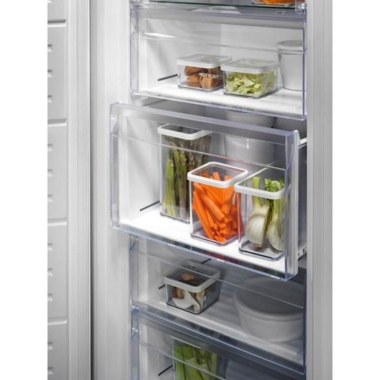 Notranjost zamrzovalne omare Electrolux z izvlečnimi prozornimi predali za shranjevanje živil.