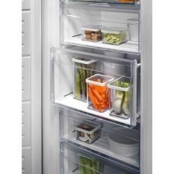 Notranjost zamrzovalne omare Electrolux z izvlečnimi prozornimi predali za shranjevanje živil.