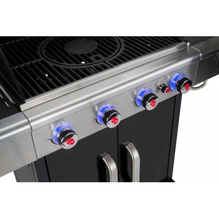 Nadzorna plošča plinskega žara Landmann Triton z osvetljenimi gumbi gorilnikov.