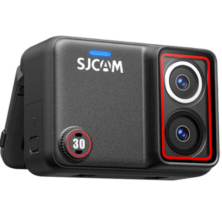 SJCAM akcijska kamera v črni barvi, prikazana pod kotom z dvojnim objektivom za zajem panoramskih 360° posnetkov.