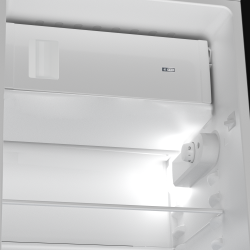 Detajl notranjosti hladilnika Beko TSE1284N z zamrzovalnim predelom, mehanskim regulatorjem temperature in notranjo LED osvetlitvijo za nastavitev hlajenja in preglednost vsebine.