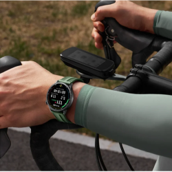 Xiaomi Watch S5 46 med kolesarjenjem prikazuje športne meritve in podatke o vadbi na barvnem zaslonu.