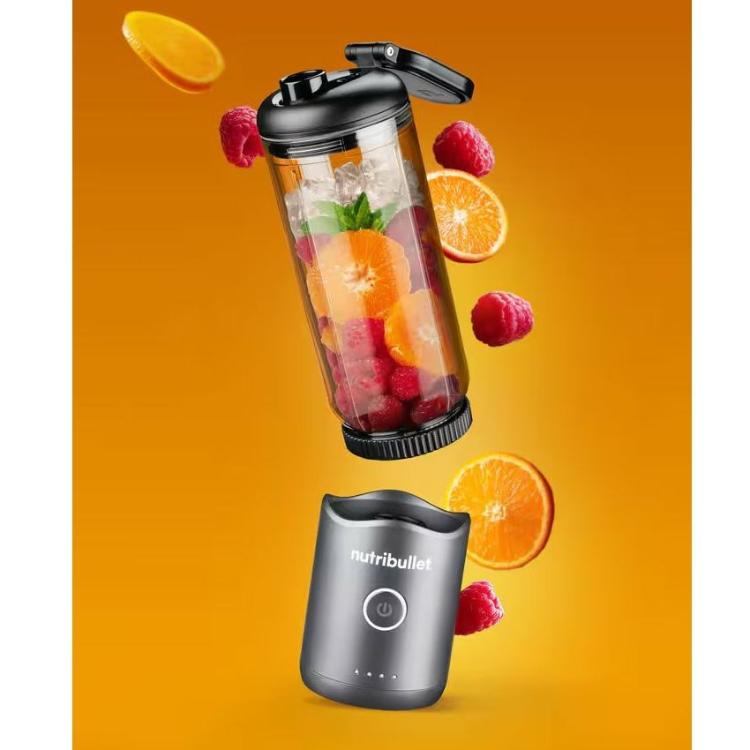 Nutribullet prenosni blender v razstavljenem prikazu z lebdečimi sestavinami (pomaranča, maline, led)