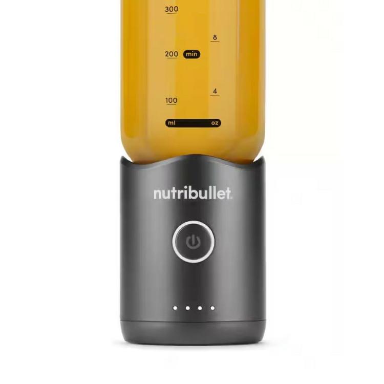 Detajl Nutribullet blenderja z merilno skalo (ml/oz), gumbom za vklop in LED indikatorji
