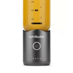 Detajl Nutribullet blenderja z merilno skalo (ml/oz), gumbom za vklop in LED indikatorji