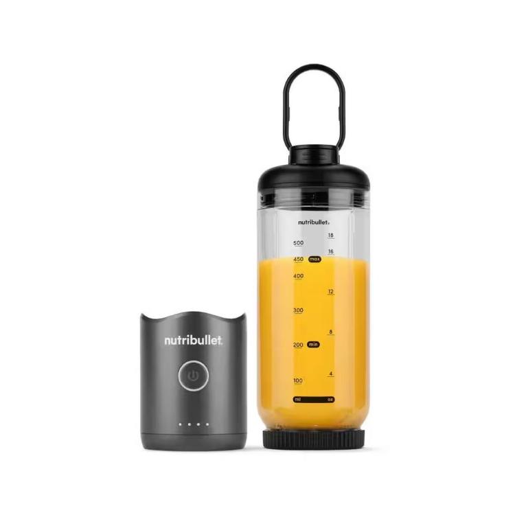Nutribullet prenosni blender z merilno steklenico (do 500 ml) in pokrovom z ročajem, napolnjen s sokom