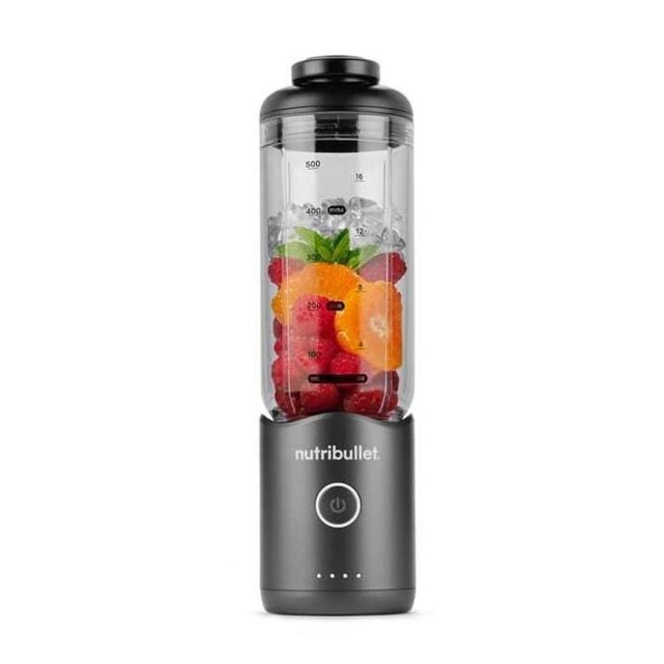 Nutribullet prenosni blender v sivi barvi z napolnjeno posodo (sadje, led) in upravljalnim gumbom