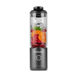 Nutribullet prenosni blender v sivi barvi z napolnjeno posodo (sadje, led) in upravljalnim gumbom