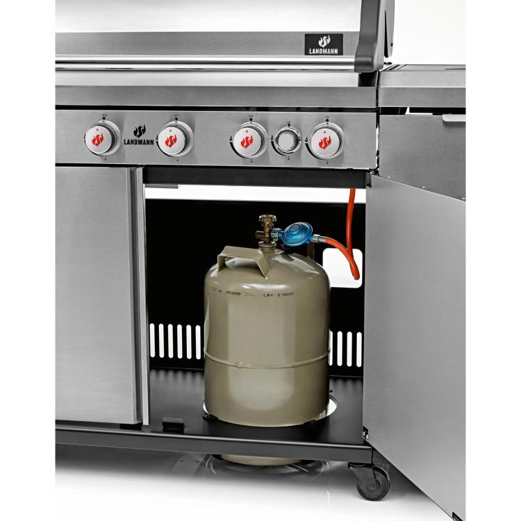 Plinska jeklenka nameščena v spodnji omarici plinskega žara Landmann.