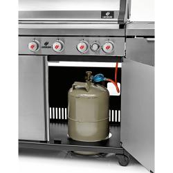 Plinska jeklenka nameščena v spodnji omarici plinskega žara Landmann.