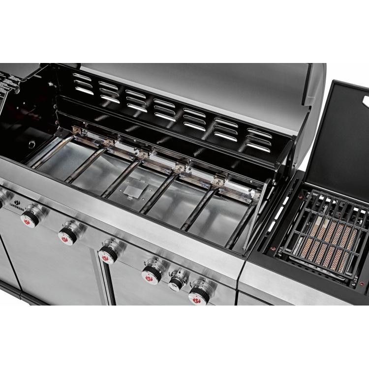 Pogled v notranjost plinskega žara Landmann z glavnimi gorilniki in stranskim gorilnikom.