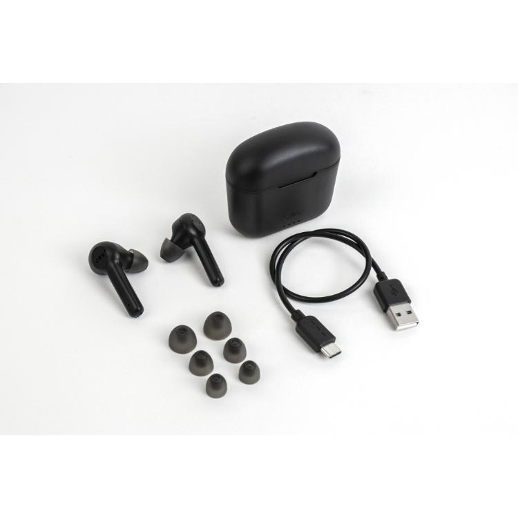 Jam Audio črne brezžične slušalke z etuijem, USB‑C kablom in silikonskimi ušesnimi nastavki na beli podlagi.