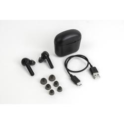 Jam Audio črne brezžične slušalke z etuijem, USB‑C kablom in silikonskimi ušesnimi nastavki na beli podlagi.