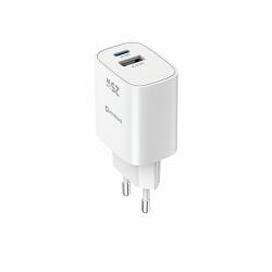 Kompaktni polnilnik Swissten Edge GaN 25 W v beli barvi z USB‑C PD in USB‑A QC 3.0 priključkoma omogoča sočasno polnjenje dveh naprav ter zagotavlja varno, hitro in zanesljivo napajanje za vsakodnevno uporabo.