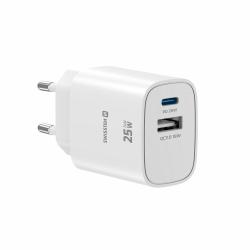 Hitri stenski polnilnik Swissten Edge GaN 25 W v elegantni beli izvedbi z USB‑C Power Delivery izhodom 25 W in USB‑A Quick Charge 3.0 izhodom 18 W omogoča hitro ter učinkovito polnjenje pametnih telefonov, tablic in drugih združljivih naprav.