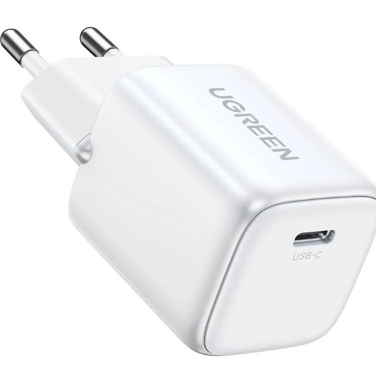 Kompakten USB-C stenski polnilnik UGREEN za hitro polnjenje različnih naprav.