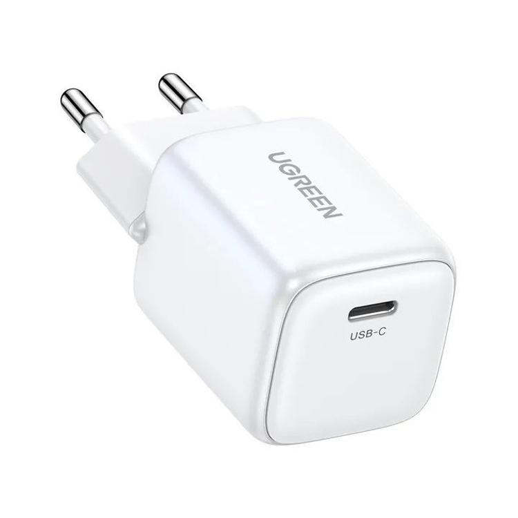 Majhen in lahek USB-C polnilnik z evropskim vtičem za vsakodnevno uporabo.