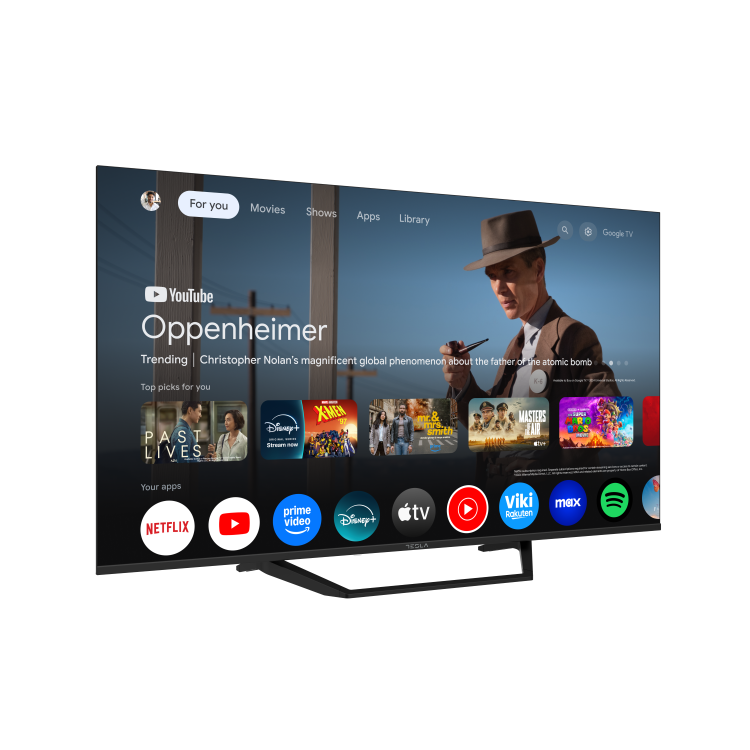 Tesla pametni televizor pod kotom z Google TV, prikaz Oppenheimer, vrstica aplikacij, tanek okvir, sodoben videz.