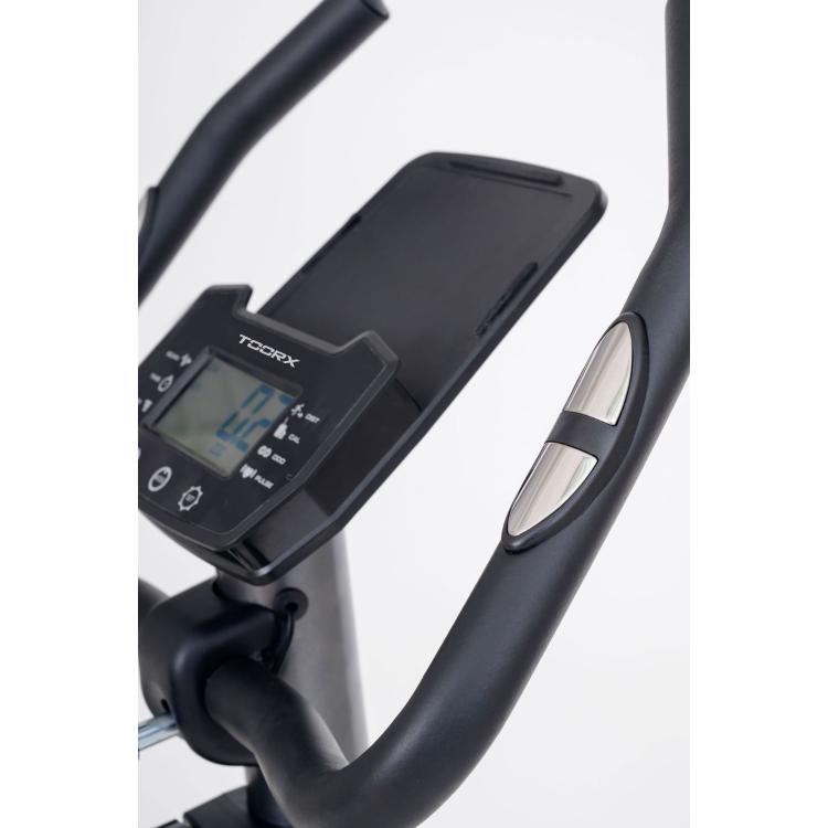 Upravljalna konzola TOORX BRX-65 z LCD-zaslonom, držalom za tablico in senzorjema srčnega utripa na krmilu.